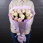 Букет из 15 розовых и белых роз (Эквадор, 50 см) — изображение 6