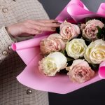 Букет из 9 розовых и белых роз (Эквадор, 50 см) — изображение 6