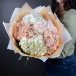 Букет из 5 розовых и белых гортензий — изображение 2