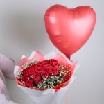 Набор размера M с букетом 15 роз и гипсофилы (Россия, 50 см) — изображение 2