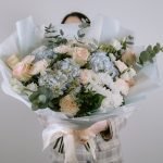 Букет авторский из 3 голубых гортензий и розовых роз размера XL