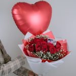 Набор размера M с букетом 15 роз и гипсофилы (Россия, 50 см)