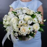 нежная корзина из белых роз на день семьи