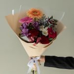 Букет из 3 красных роз, гербер и альстромерии микс — изображение 5