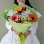 Букет из гербер, альстромерии микс и хризантем размера S — изображение 4