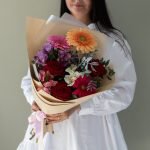 Букет из 3 красных роз, гербер и альстромерии микс — изображение 3