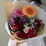 Букет из 3 красных роз, гербер и альстромерии микс — изображение 2