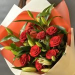 Букет из белых лилий и 9 красных роз в фоамиране размера L — изображение 3