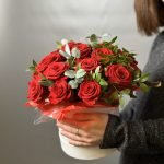 Букет в шляпной коробке из 17 красных роз размера M — изображение 3