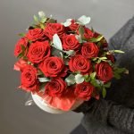 Букет в шляпной коробке из 17 красных роз размера M