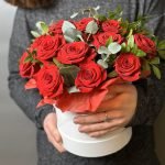 Букет в шляпной коробке из 17 красных роз размера M — изображение 2