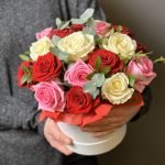 Букет в шляпной коробке из 17 роз микс размера M