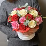 Букет в шляпной коробке из 17 роз микс размера M — изображение 2