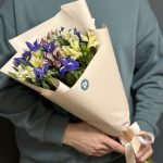 Букет из ирисов и альстромерии микс размера S — изображение 3