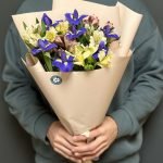 Букет из ирисов и альстромерии микс размера S