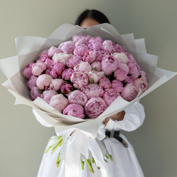 огромный букет розовых пионов