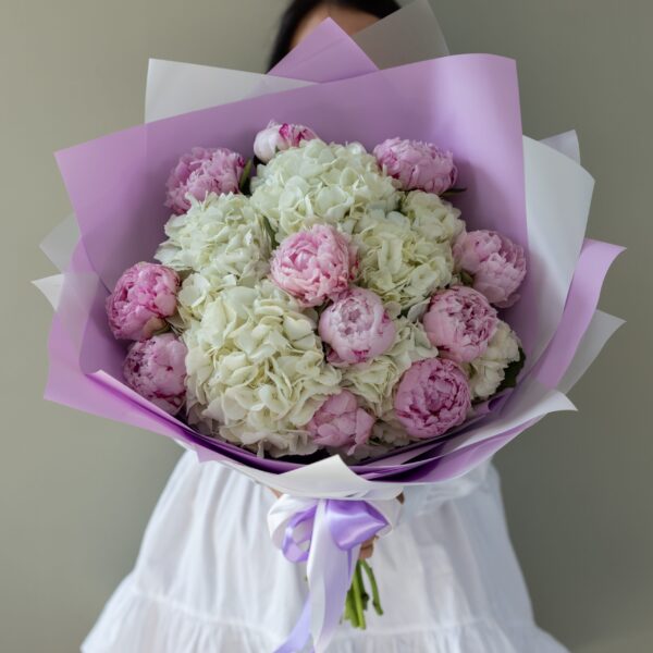 розовые пионы с гортензией