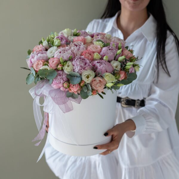 большая шляпная коробка с пионами