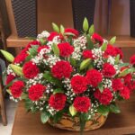 Корзина из 50 красных гвоздик и белых лилий — изображение 4