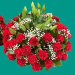 Корзина из 50 красных гвоздик и белых лилий — изображение 2