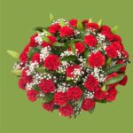 Корзина из 50 красных гвоздик и белых лилий — изображение 3