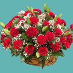 Корзина из 50 красных гвоздик и белых лилий