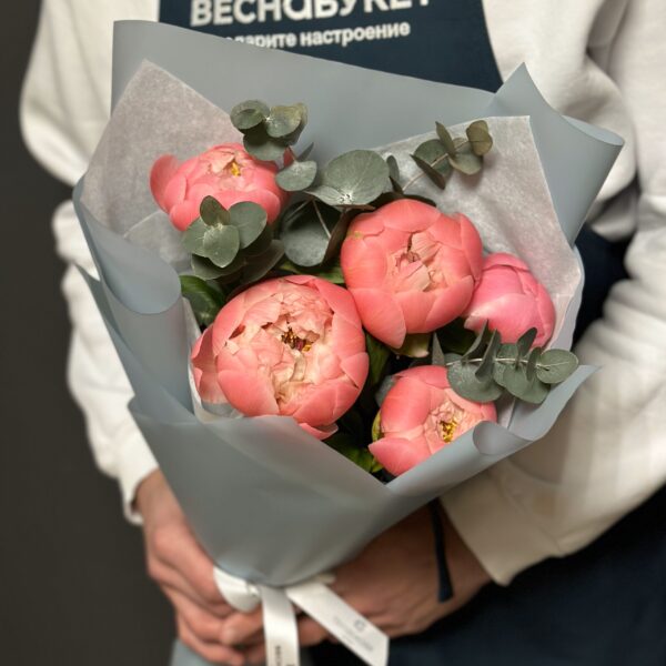 кораловые пионы и эвкалипт