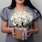 Букет в шляпной коробке из кустовых хризантем в виде ромашки размера S