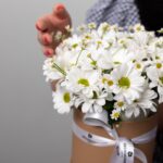 Букет в шляпной коробке из кустовых хризантем в виде ромашки размера S — изображение 3