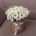 Букет в шляпной коробке из кустовых хризантем в виде ромашки размера S — изображение 2