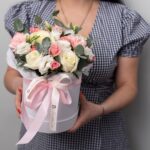 Букет в шляпной коробке из белых роз, розовых кустовых роз, диантуса и лизиантуса размера М