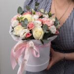 Букет в шляпной коробке из белых роз, розовых кустовых роз, диантуса и лизиантуса размера М — изображение 2