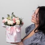 Букет в шляпной коробке из белых роз, розовых кустовых роз, диантуса и лизиантуса размера М — изображение 3