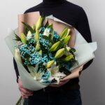 Букет из белых лилий и голубой гипсофилы размера М