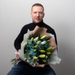 Букет из белых лилий и голубой гипсофилы размера М — изображение 3