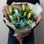 Букет из белых лилий и голубой гипсофилы размера М — изображение 2