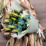 Букет из белых лилий и голубой гипсофилы размера М — изображение 4