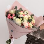 Букет из 7 белых роз, розовых кустовых роз, диантусов  и эустомы размера M — изображение 4