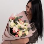 Букет из 7 белых роз, розовых кустовых роз, диантусов  и эустомы размера M — изображение 3