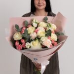 Букет из 7 белых роз, розовых кустовых роз, диантусов  и эустомы размера M