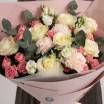 Букет из 7 белых роз, розовых кустовых роз, диантусов  и эустомы размера M — изображение 5