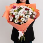 Букет из альстромерий микс и кустовых хризантем в виде ромашки размера L — изображение 2