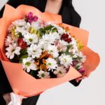 Букет из альстромерий микс и кустовых хризантем в виде ромашки размера L
