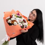 Букет из альстромерий микс и кустовых хризантем в виде ромашки размера L — изображение 3