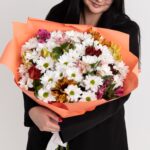 Букет из альстромерий микс и кустовых хризантем в виде ромашки размера L — изображение 4