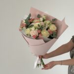 Букет из 7 белых роз, розовых кустовых роз, диантусов  и эустомы размера M — изображение 6