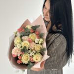 Букет из 7 белых роз, розовых кустовых роз, диантусов  и эустомы размера M — изображение 2