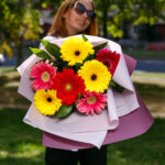 Букет из 7 гербер микс с зеленью — изображение 2