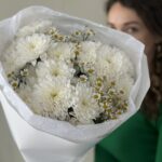 Букет из  белых кустовых хризантем и матрикарии — изображение 2