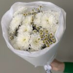 Букет из  белых кустовых хризантем и матрикарии